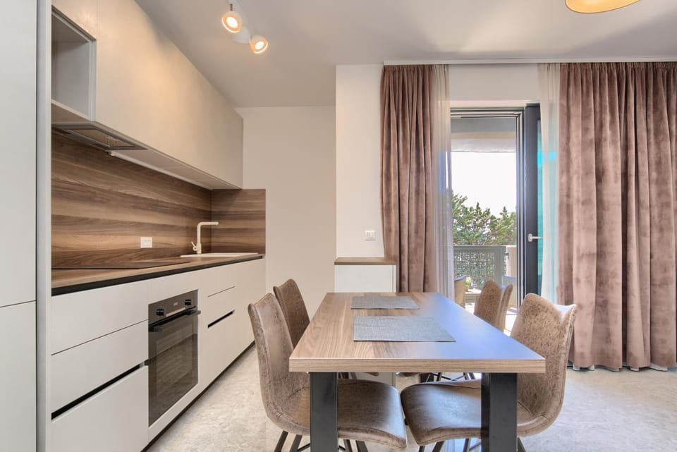 Dining area, kitchen