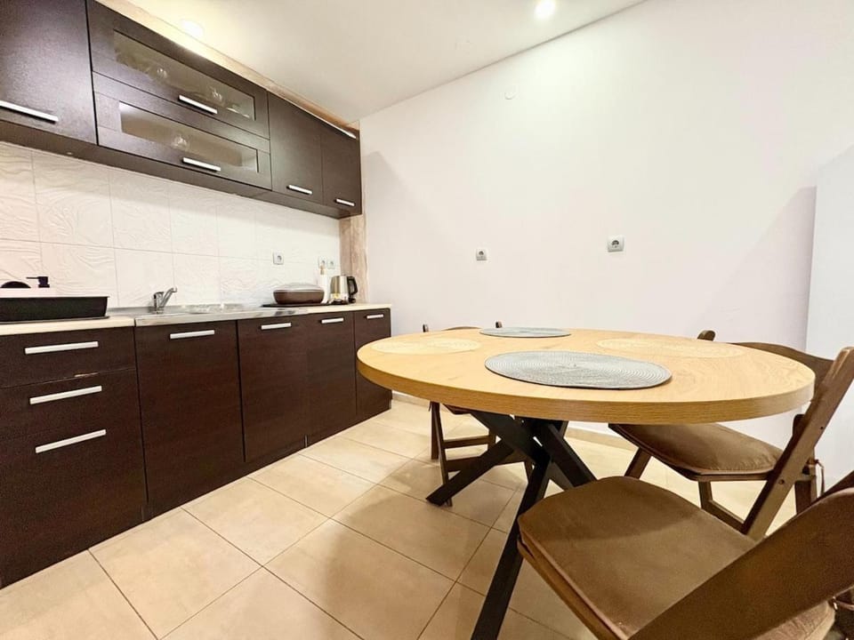Coffee/tea facilities, Kitchen or kitchenette, storage, stove, kitchen
