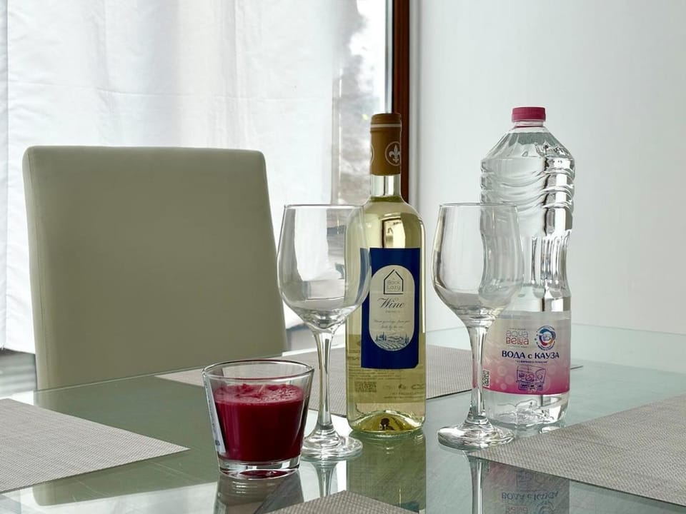 Living room, Decorative detail, Dining area, Drinks