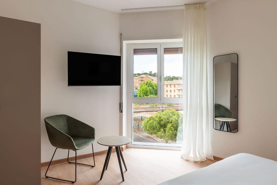 Bed, TV and multimedia, View (from property/room), Seating area, Bedroom