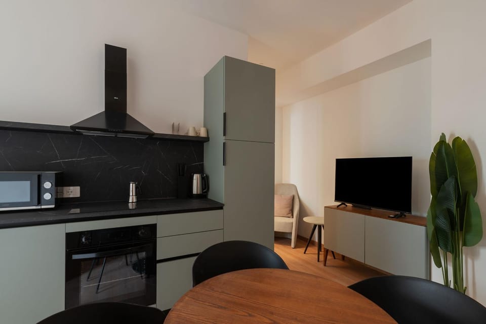 TV and multimedia, Kitchen or kitchenette, Dining area, oven, stove