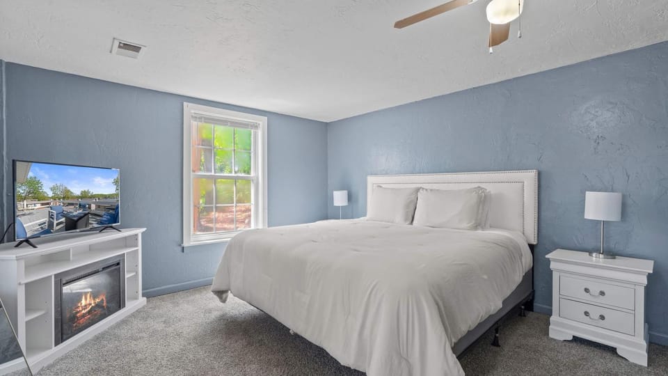 Wake & Walk Retreat with Hot Tub House in Village Four Seasons
