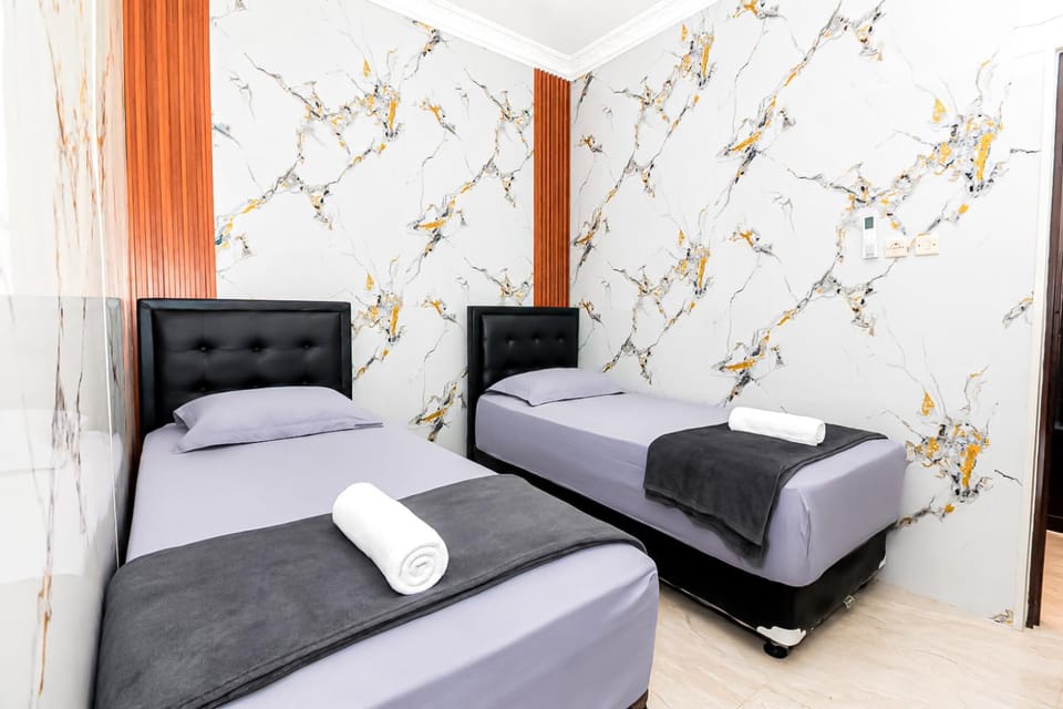 Bed, Bedroom, towels