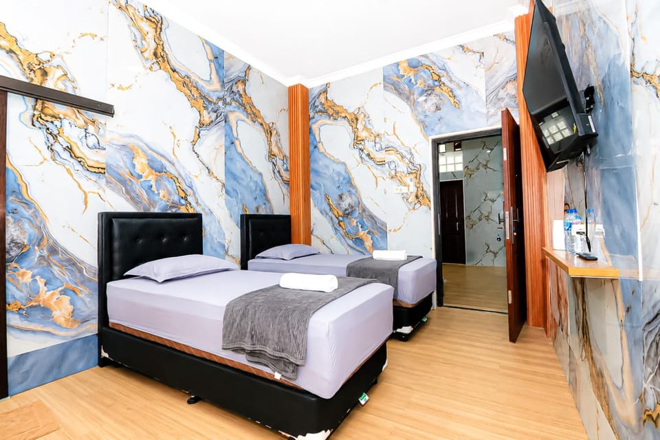 Bed, TV and multimedia, Photo of the whole room, Bedroom
