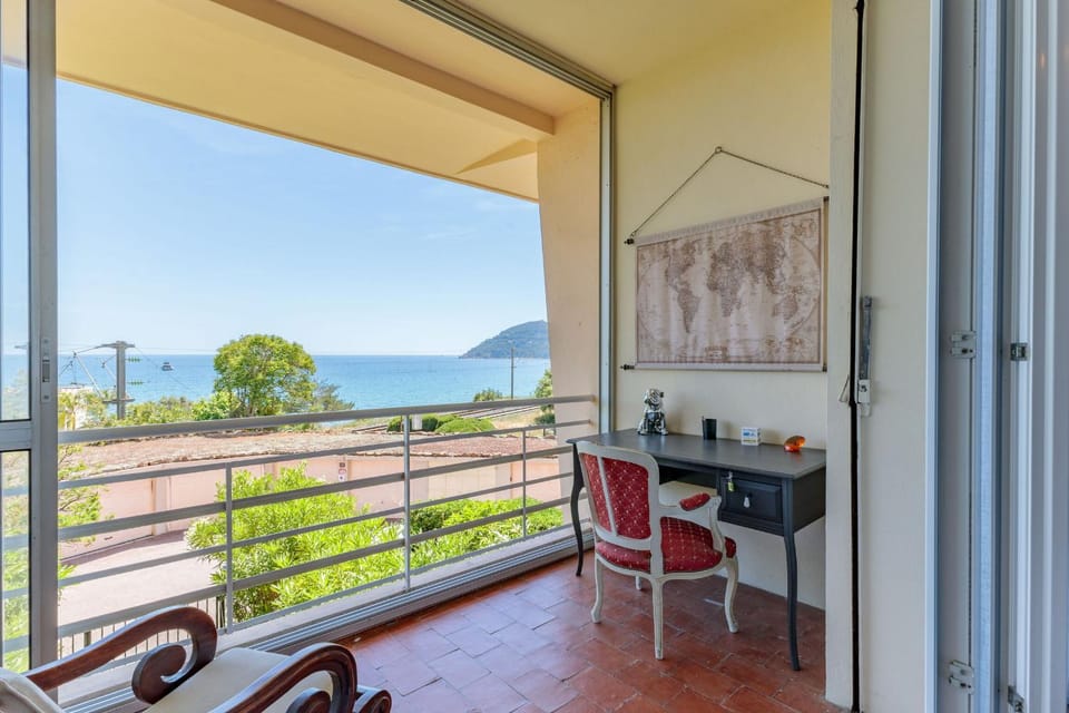 View (from property/room), Balcony/Terrace, Seating area, Sea view
