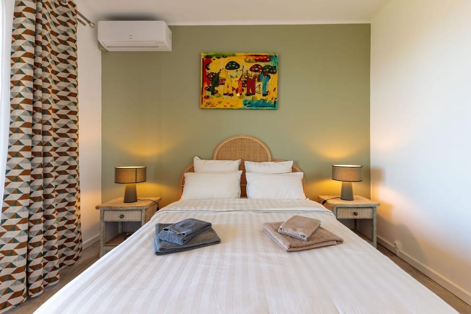 Bed, Bedroom, towels, air conditioner