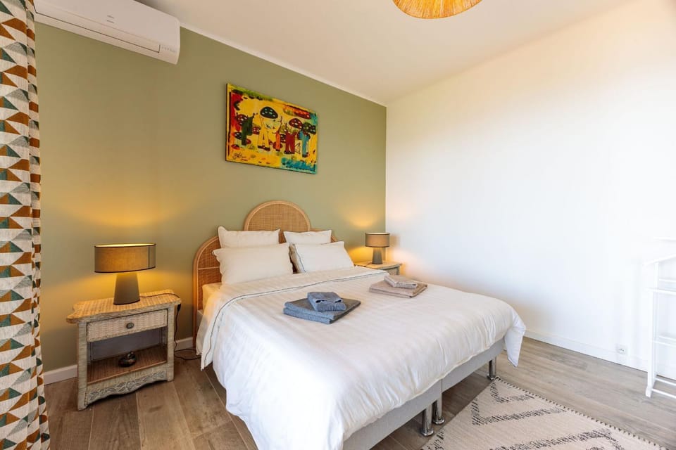 Bed, Bedroom, air conditioner