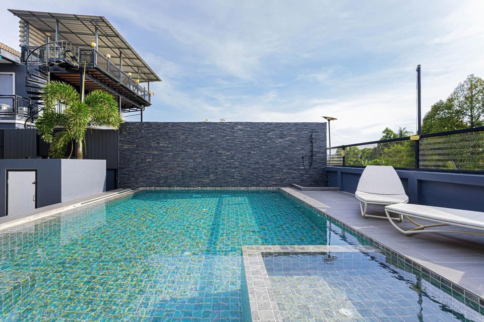 The V Twin 8 BR villa Villa in Kathu