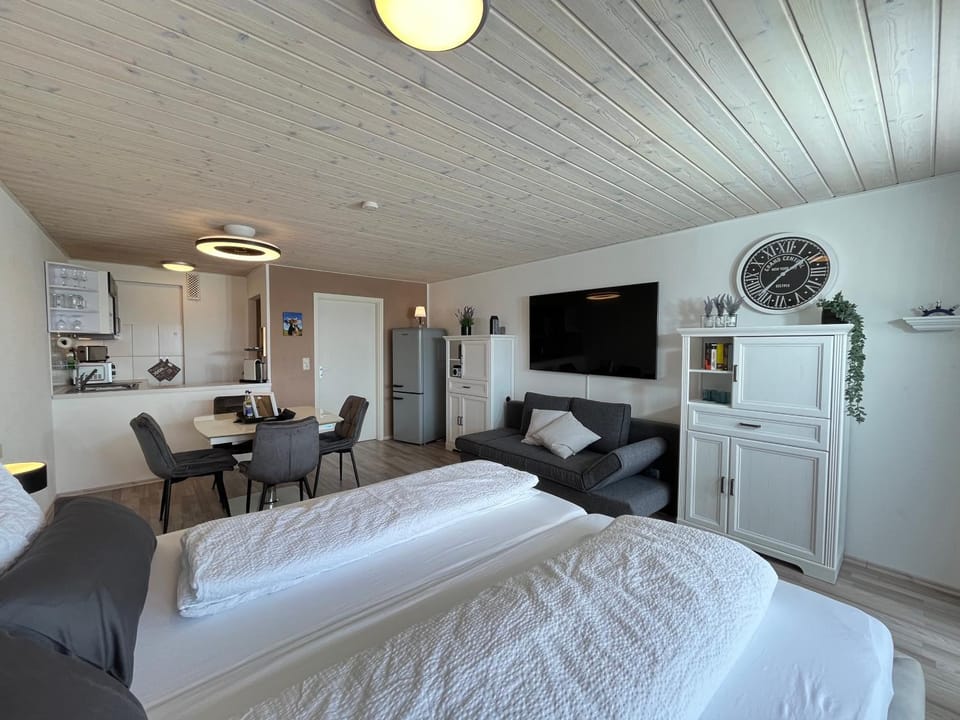 Bed, Photo of the whole room, Seating area, Dining area