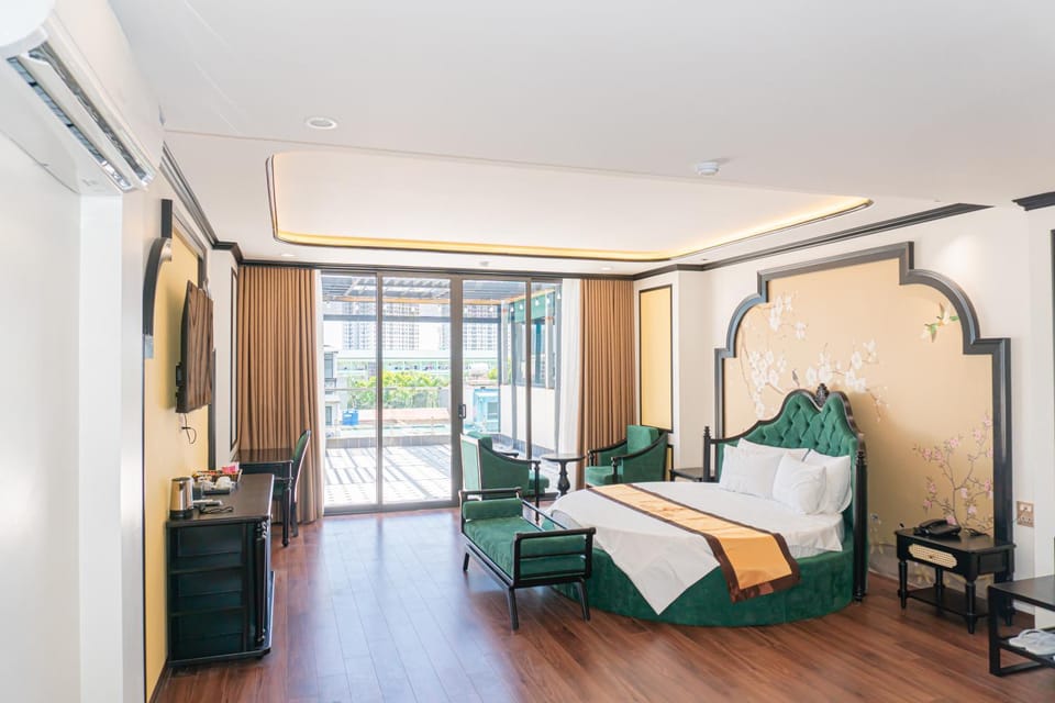 Bed, TV and multimedia, Living room, Photo of the whole room, Seating area, Bedroom, towels, air conditioner