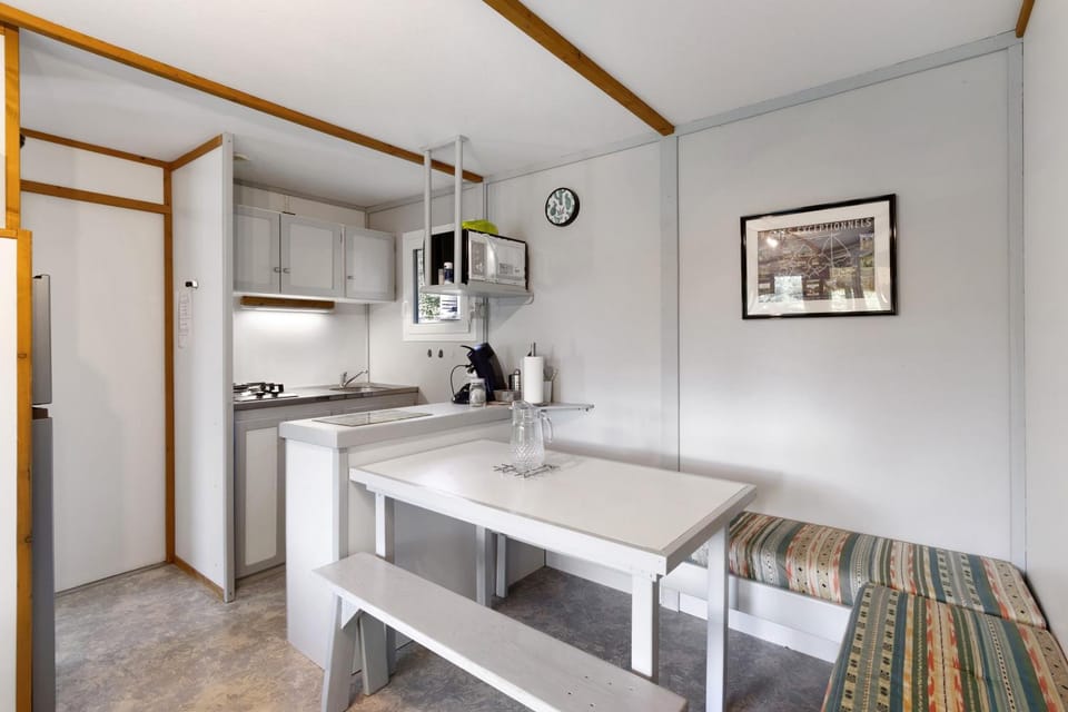 Property building, Kitchen or kitchenette, Living room