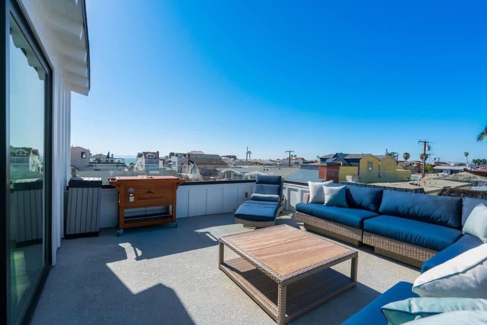 130 - 39th - Stunning 3 Story with Rooftop Deck home House in Balboa Peninsula