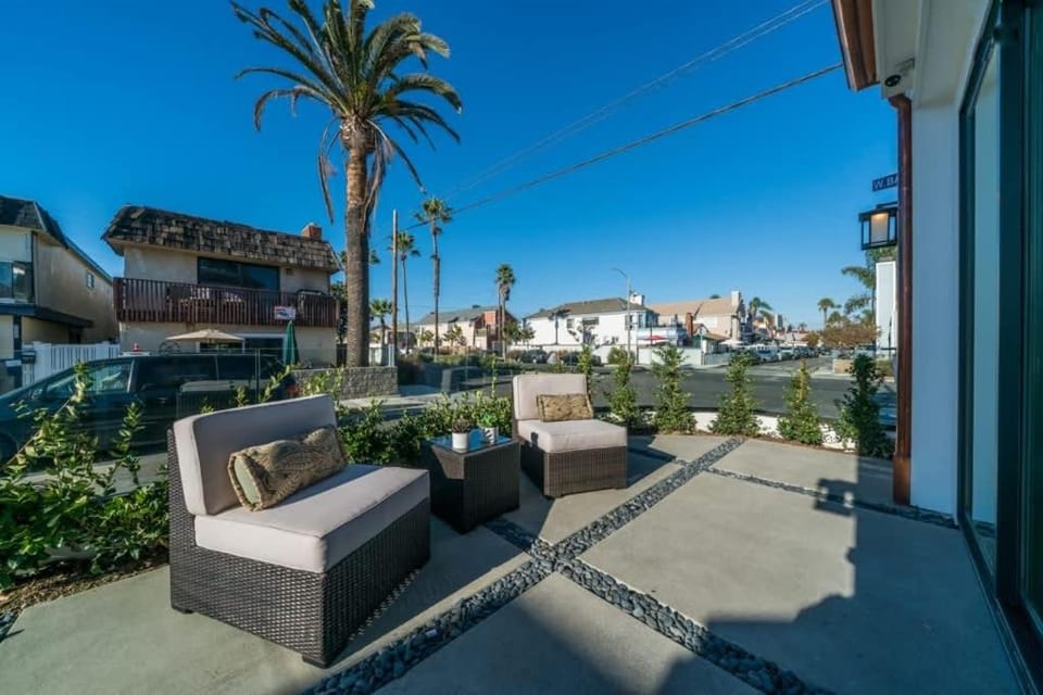 130 - 39th - Stunning 3 Story with Rooftop Deck home House in Balboa Peninsula