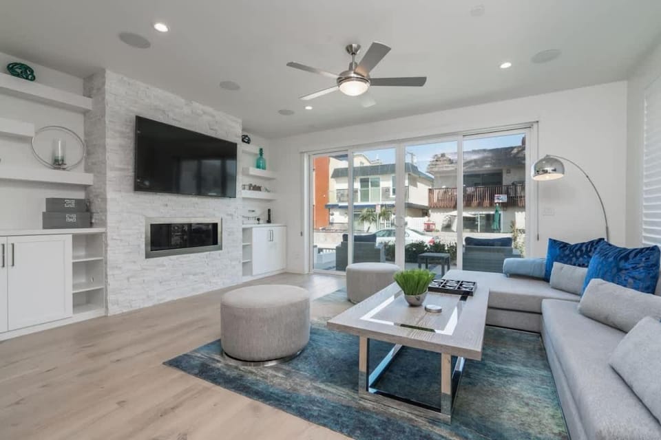 130 - 39th - Stunning 3 Story with Rooftop Deck home House in Balboa Peninsula