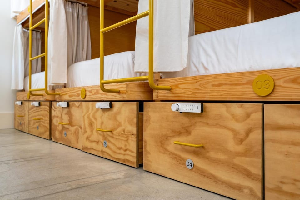 Bedroom, bunk bed, internet, locker