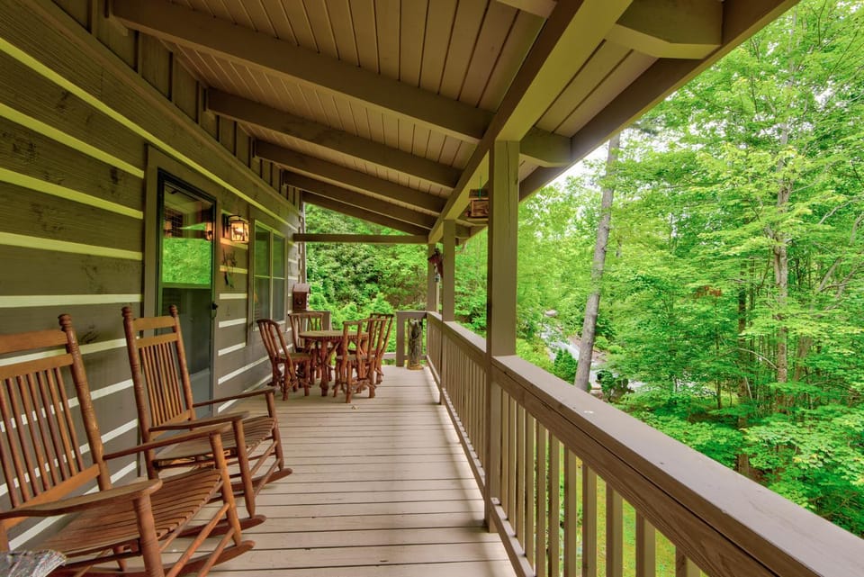 Kaylee's Kabin 2BR log cabin located in Valle Crucis Cabin in Brushy Fork