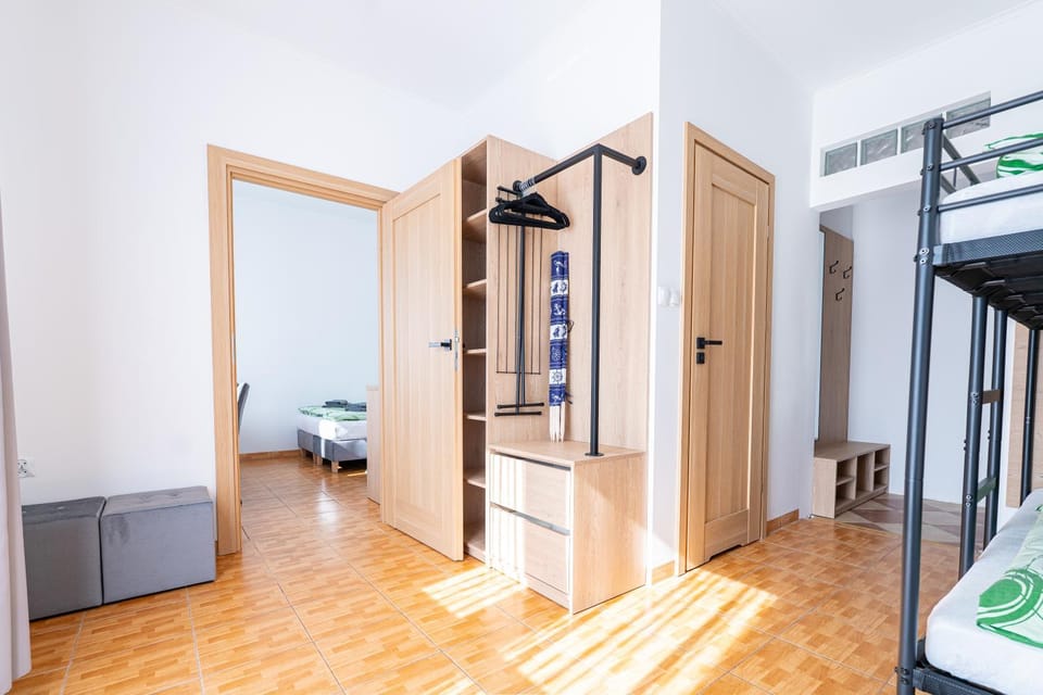 Photo of the whole room, Bedroom, wardrobe