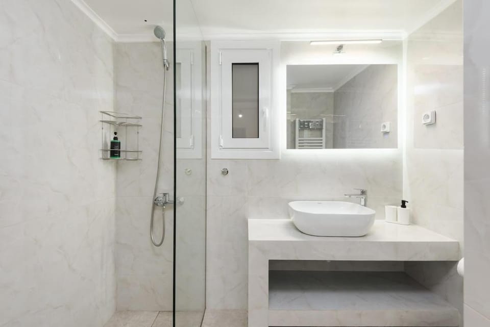 Comfortable Stay Near Neo Faliro Train & Port Apartment in Pireas