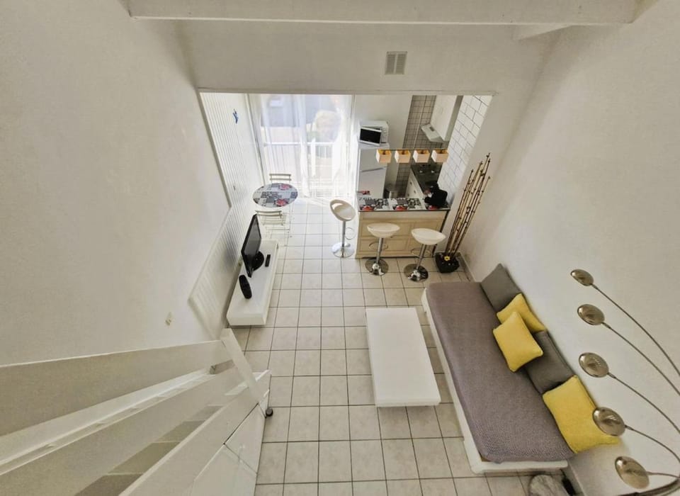 Bed, TV and multimedia, Kitchen or kitchenette, Living room, Seating area