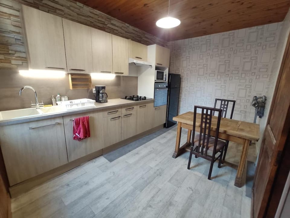 T2, bien situé, un peu vétuste Apartment in Besançon