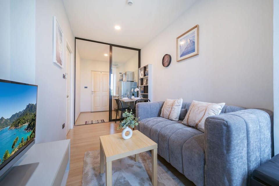 Property building, TV and multimedia, Living room, Seating area