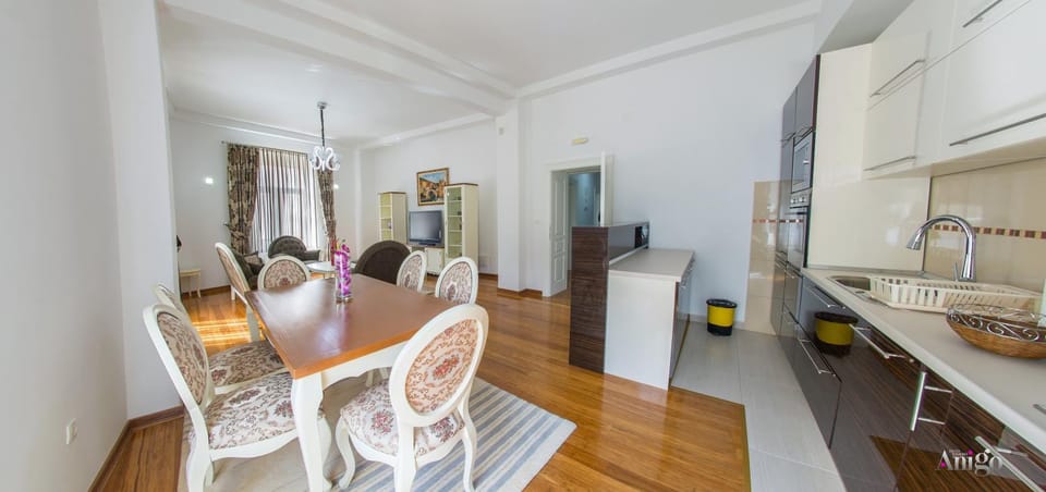 TV and multimedia, Kitchen or kitchenette, Living room, Seating area, Dining area, oven