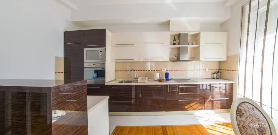 Kitchen or kitchenette, microwave, oven, stove