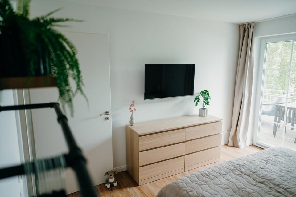 Communal lounge/ TV room, Bed, TV and multimedia, Balcony/Terrace, Photo of the whole room, Bedroom, Lake view