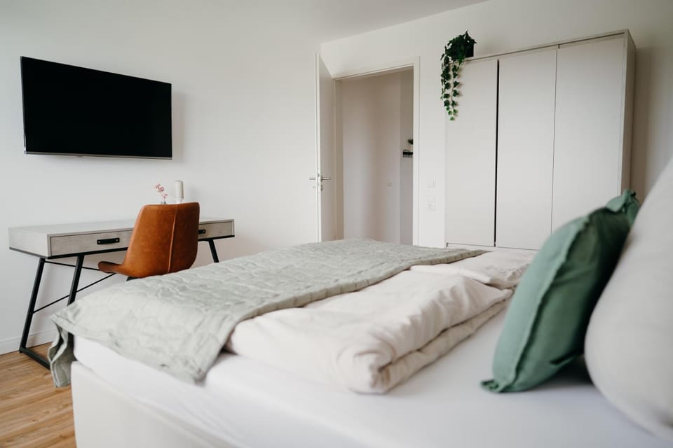 Bed, TV and multimedia, Photo of the whole room, Bedroom, wardrobe