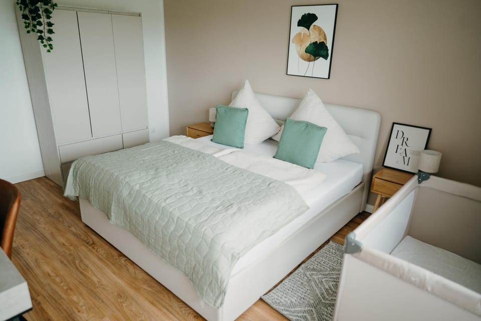 Bed, TV and multimedia, Photo of the whole room, Bedroom, cot, wardrobe