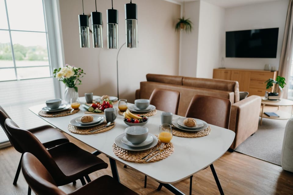 TV and multimedia, Living room, Seating area, Dining area, Food