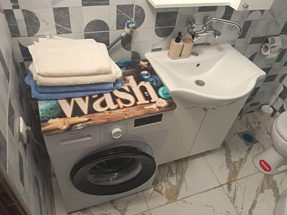Property building, Bathroom, towels, washing machine