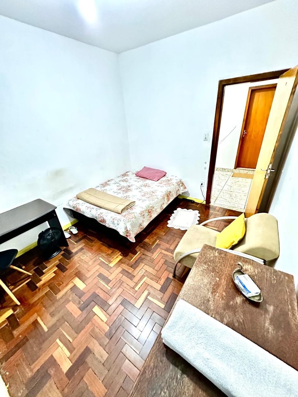 Bed, Photo of the whole room, Seating area, Bedroom