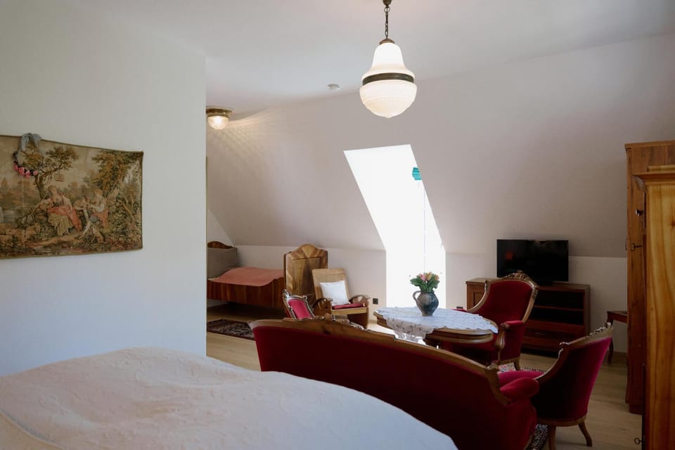 Bed, TV and multimedia, Photo of the whole room, Seating area, Bedroom