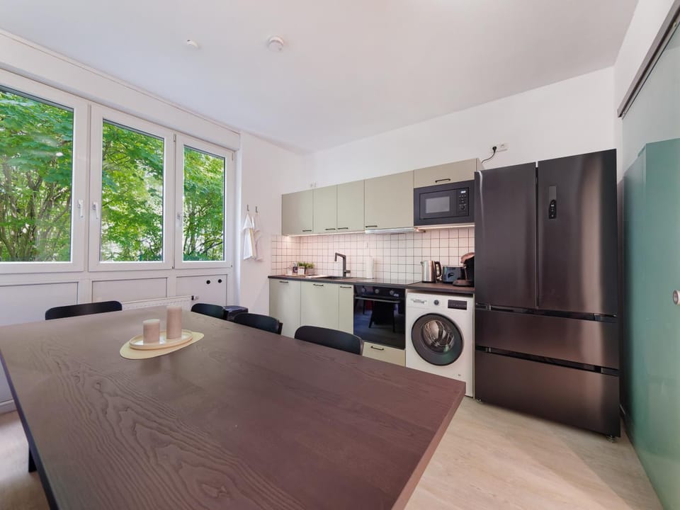 Coffee/tea facilities, Kitchen or kitchenette, Dining area, dishwasher, oven, stove, toaster, washing machine, dryer