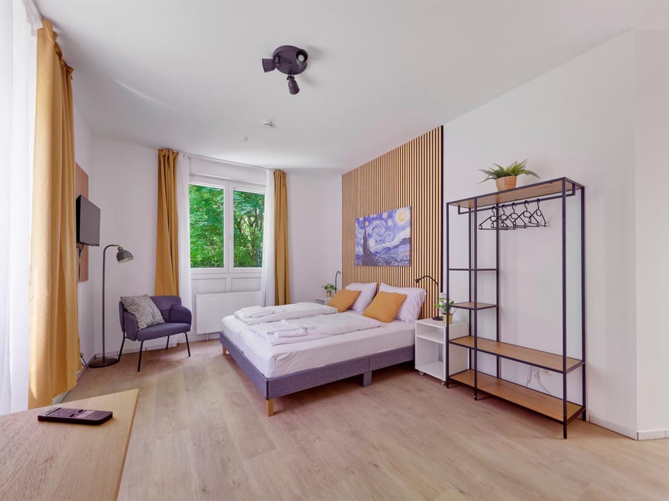 Bed, TV and multimedia, Photo of the whole room, Seating area, Bedroom, towels