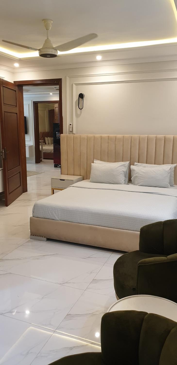 Bed, Living room, Photo of the whole room, Seating area, Bedroom