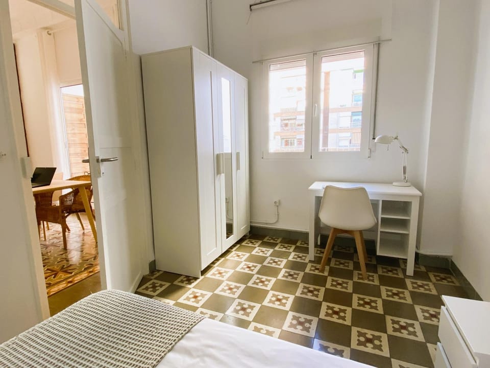 Bed, Photo of the whole room, Seating area, Bedroom, internet, wardrobe