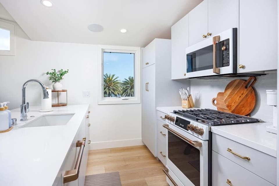 123 - 30th St B - New Chic Remodel with Rooftop Deck townhouse House in Balboa Peninsula