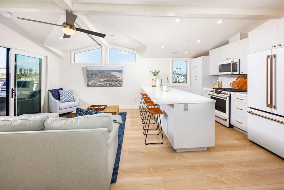 123 - 30th St B - New Chic Remodel with Rooftop Deck townhouse House in Balboa Peninsula