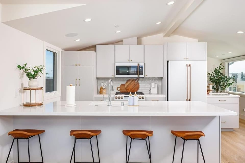 123 - 30th St B - New Chic Remodel with Rooftop Deck townhouse House in Balboa Peninsula