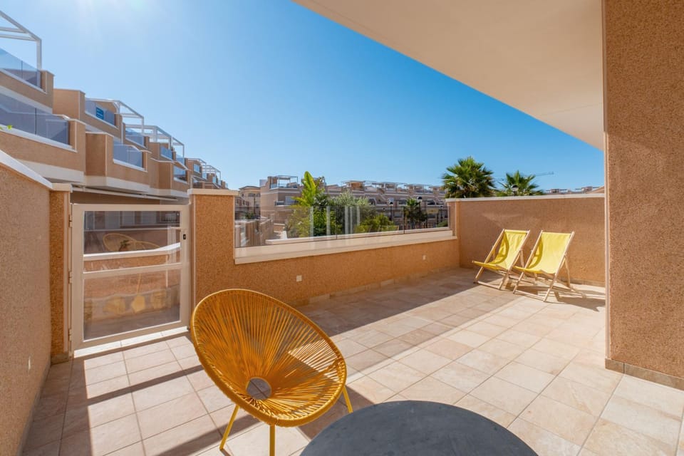 Property building, Balcony/Terrace, Living room
