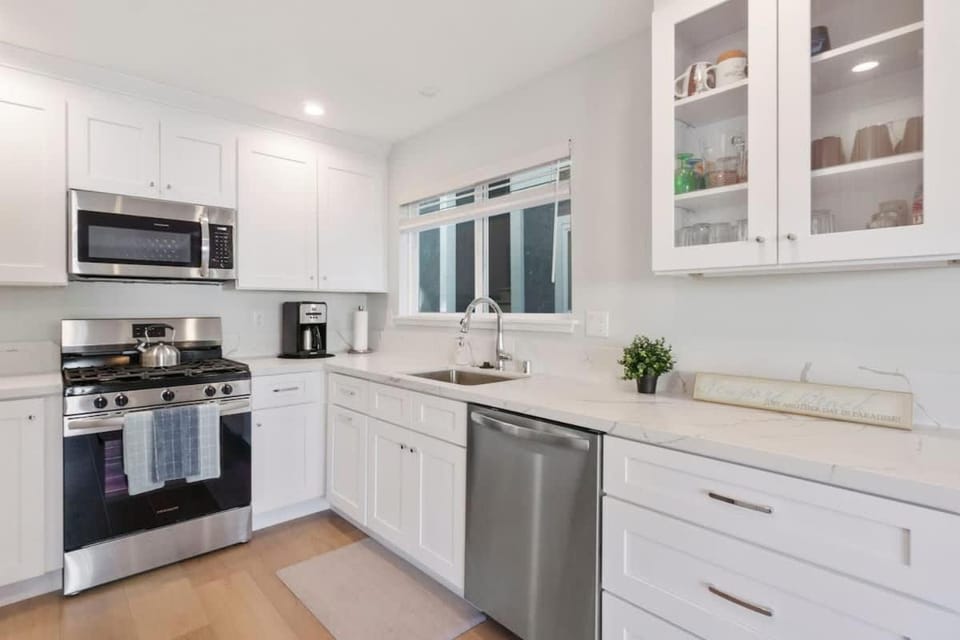 120 - 31st St A & B - Bright & Renovated 5 Bdr Duplex home House in Balboa Peninsula