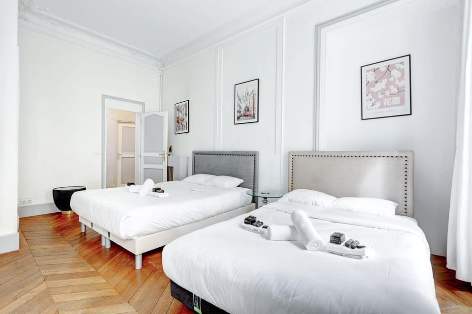 Luxueux appartement Parisien Avenue des Champs-Elysees Apartment in Paris