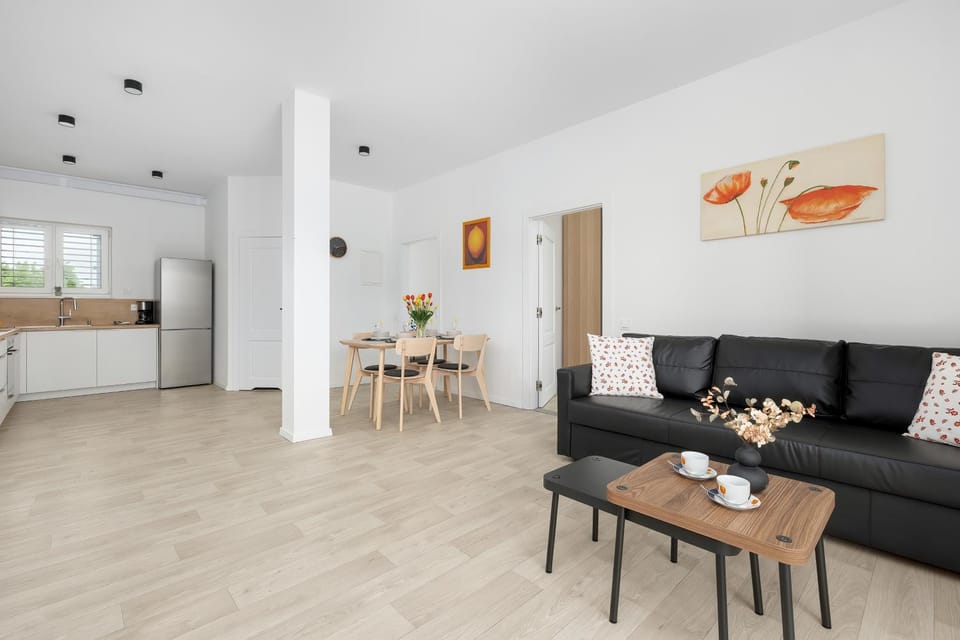 Kitchen or kitchenette, Living room, Seating area, Dining area