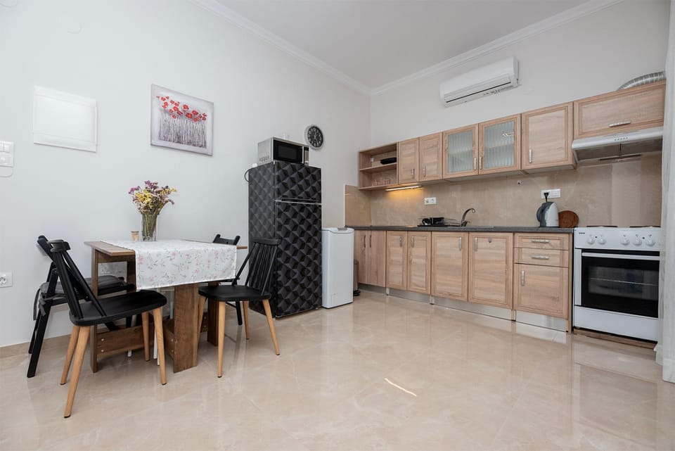 Kitchen or kitchenette, Dining area, oven, kitchen