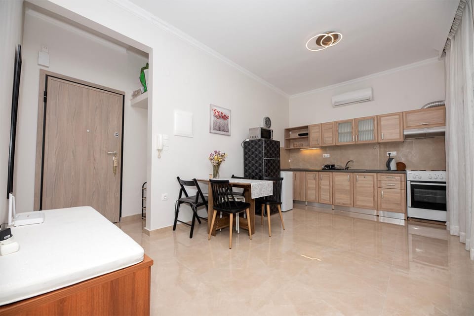 Kitchen or kitchenette, Dining area, kitchen