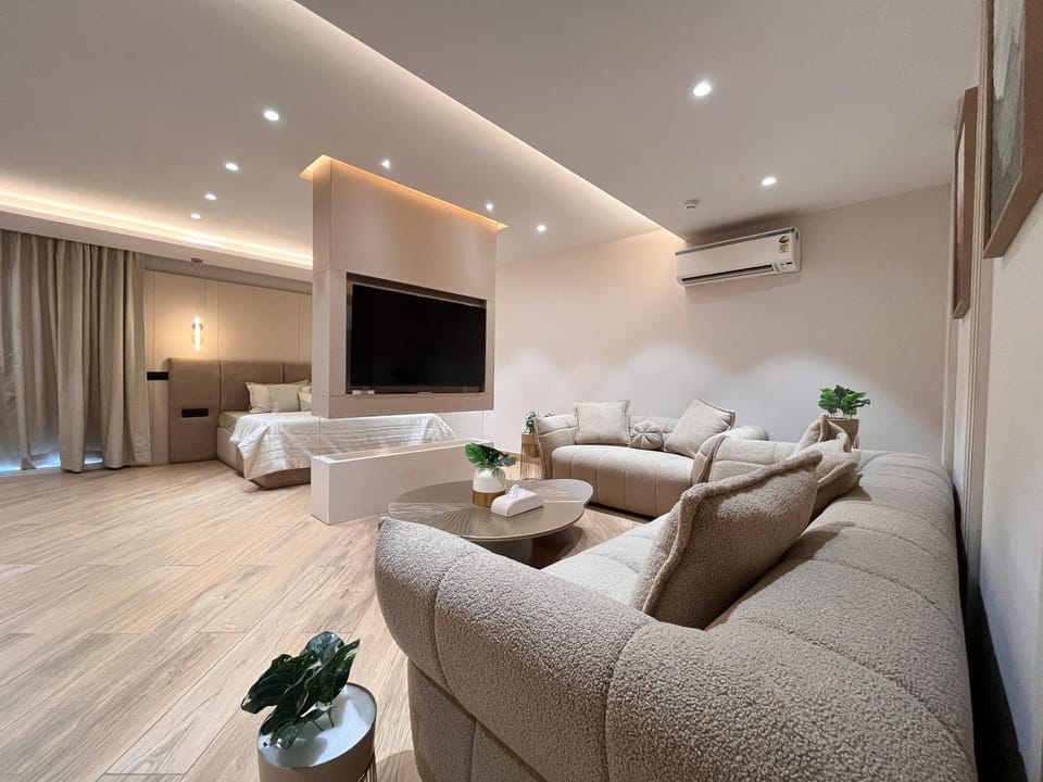 TV and multimedia, Living room, Seating area, Evening entertainment, air conditioner