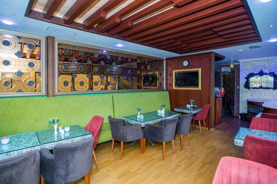 Restaurant/places to eat, TV and multimedia, Living room, Seating area