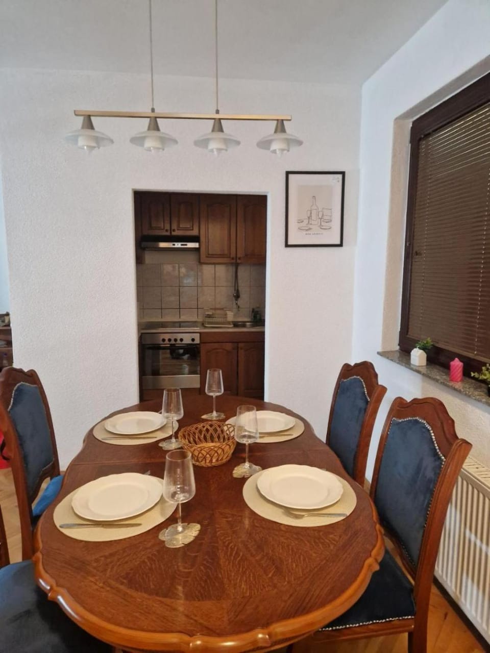 Kitchen or kitchenette, Dining area